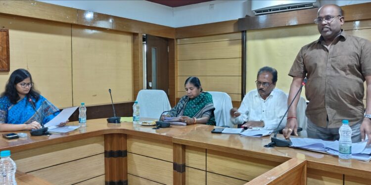 ଆଇନ ଅମାନ୍ୟକାରୀଙ୍କ ଉପରେ କଠୋର ହୁଅ : ଜିଲ୍ଲା ସଡକ ସୁରକ୍ଷା କମିଟିରେ ଜିଲ୍ଲାପାଳଙ୍କ ନିର୍ଦ୍ଦେଶ 