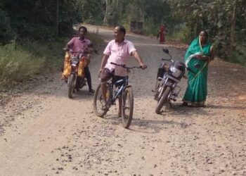 ରାଇପଡା  କ୍ରସର  ଛକ ଠାରୁ  କଦମ୍ବୋଝୋଲା କାଳିଆଟାଙ୍ଗି ମୂଖ୍ୟ ରାସ୍ତା  କାମ ଅଧାପାନ୍ତିରିଆ, ସାଧାରଣରେ  ହା-ହୋଲ୍ଲା