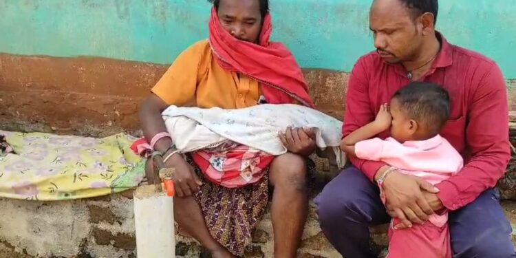 ଟ୍ରାକ୍ଟର ଚକ ତଳେ ଚାପି ହୋଇ ଶିଶୁକନ୍ୟା ମୃତ, ଗାଡି ମାଲିକ ଫେରାର