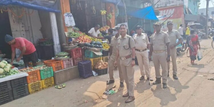 ବାଲୁଗାଁ ବଜାରରୁ ଉଠାଦୋକାନକୁ ଉଛେଦ କରୁଛି ପ୍ରଶାସନ