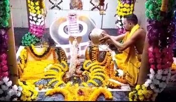 ଆଠଗଡ଼ର ପ୍ରସିଦ୍ଧ ଶୈବପୀଠ ଧବଳେଶ୍ବରଙ୍କ ବଡ଼ ଏକାଦଶୀ ପାଇଁ ଶ୍ରଦ୍ଧାଳୁଙ୍କ ଭିଡ଼