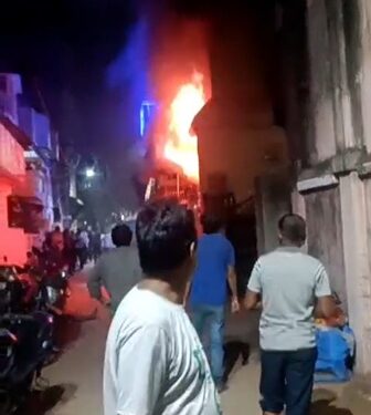 ଅଗ୍ନି କାଣ୍ଡ ଘଟି ଇ ବାଇକ୍ ଶୋରୁମରେ ପୋଡ଼ିଗଲା ୫ ଗାଡ଼ି