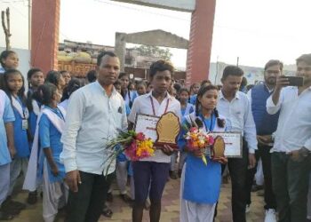 କୃତୀ ଛାତ୍ରଙ୍କୁ ନିଆରା ଢଙ୍ଗରେ ସ୍ୱାଗତ