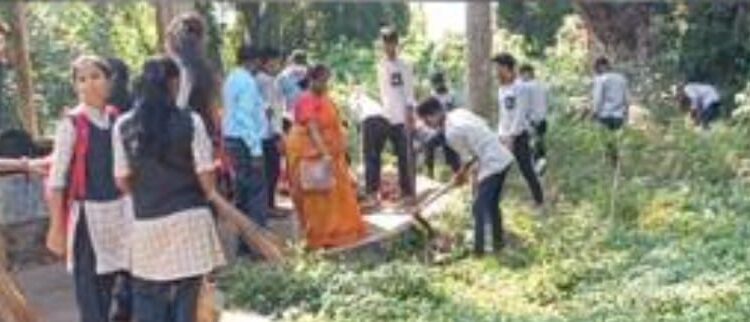 ପାରଳାଖେମୁଣ୍ଡି ସହରଉପକଣ୍ଠ ଉପକଣ୍ଠ ସ୍ଥିତ ବୃନ୍ଦାବନ ପ୍ୟାଲେସ ଠାରେ ସମନ୍ୱିତ ଯୁବ ବିକାଶ କାର୍ଯ୍ୟକ୍ରମ ଅନୁଷ୍ଠତ
