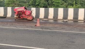 ଟ୍ରାକ୍ଟର କୁ ଧକ୍କା ଦେଲା ଟ୍ରକ ଟ୍ରାକ୍ଟର ଚାଳକ ଗୁରୁତର