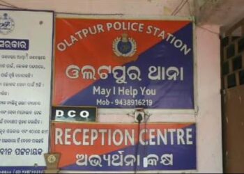 ଫୁଲ ନଖରା,ନିଆଳି ରାସ୍ତାର ଇଚ୍ଛାପୁର ପୋଲ ନିକଟ ଧାନ ବିଲରେ ପଡ଼ିଥିବା ଅଜଣା ଯୁବକ କ ର ଗଳିତ ମୃତ ବ୍ୟକ୍ତି ର ପରିଚୟ ମିଳିଲା