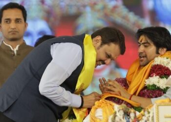 बागेश्वर धामचे धीरेंद्र शास्त्री यांनी संत तुकाराम महाराज यांचे दर्शन घेतले