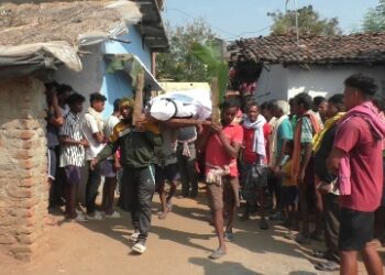 କାହାପାଇଁ ଉଦ୍ଧାର ଗାଁରେ ପହଞ୍ଚିଲା ସ୍ତ୍ରୀର ମୃତଦେହ – ଟଙ୍କା ପାଇ ବନ୍ଧାପଡିଛି ସ୍ୱାମୀ