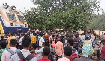 ତାପଙ୍ଗ ଷ୍ଟେସନ ରେ ଟ୍ରେନ ଅଟକ