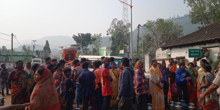 ଗରା, ମାଠିଆ ରଖି ରାସ୍ତା ଅବରୋଧ : ହଟହଟା ହେଲେ ଯାତ୍ରୀ