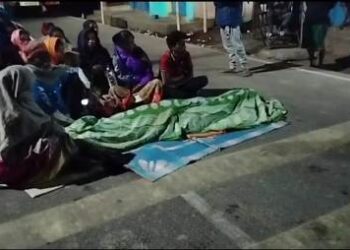 ଘରୋଇ ବସରୁ ଓହ୍ଲାଇବା ସମୟରେ ପଡି ମହିଳା ମୃତ୍ୟୁ : କ୍ଷେତି ପୂରଣ ଦାବିରେ ରାସ୍ତାରେ ଶବ ରଖି ରାସ୍ତା ଅବରୋଧ