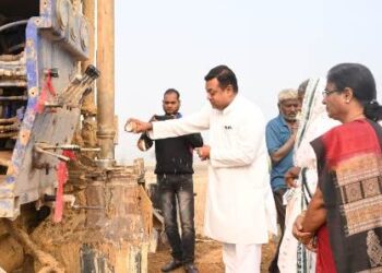  ଓସ୍ତପଡା ଚାଷୀ ଆତ୍ମହତ୍ୟା ଗୋବିନ୍ଦ ସାହୁ ଙ୍କ  କ୍ଷେତରେ : ବୋରୱେଲ ଖୋଳିଲେ – ରାଷ୍ଟ୍ରୀୟ ପ୍ରଵକ୍ତା ସମ୍ବିତ ପାତ୍ର ,ସୁରମାପାଢ଼ୀ