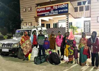 ଖପ୍ରାଖୋଲ ପୋଲିସ ର ଚଢାଉ ସାତ ଶିଶୁ ସହ ଆଠ ଦାଦନ ଶ୍ରମିକ ଉଦ୍ଧାର : ବେନକେରା ଗାଁର ୨୦ ଦାଦନ ଚାଲାଣ ବିଫଳ