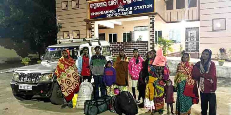 ଖପ୍ରାଖୋଲ ପୋଲିସ ର ଚଢାଉ ସାତ ଶିଶୁ ସହ ଆଠ ଦାଦନ ଶ୍ରମିକ ଉଦ୍ଧାର : ବେନକେରା ଗାଁର ୨୦ ଦାଦନ ଚାଲାଣ ବିଫଳ