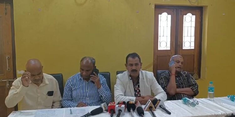 ହରିଶଙ୍କରରେ ନିମ୍ନମାନର କାମକୁ ନେଇ ସରପଞ୍ଚ ଓ ପୂର୍ତ୍ତ ବିଭାଗ ସହକାରୀ ଯନ୍ତ୍ରୀ ମଧ୍ୟରେ ହାତାହାତି ଭିଡ଼ିଓ ଭାଇରାଲ ଘଟଣା