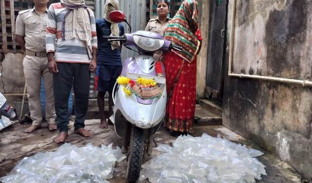 ବାଲୁଗାଁ ଅବକାରୀ ବିଭାଗର ଚଢ଼ାଉ, ବିପୁଳ ମଦ ଜବତ, ତିନି ଗିରଫ