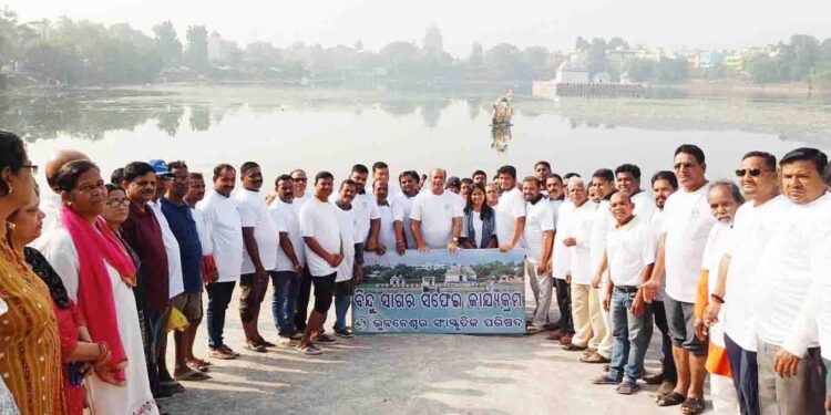 ବିନ୍ଦୁ ସାଗର ସଫେଇରେ ଯୋଗ ଦେଲେ ମନ୍ତ୍ରୀ ଓ ମେୟର