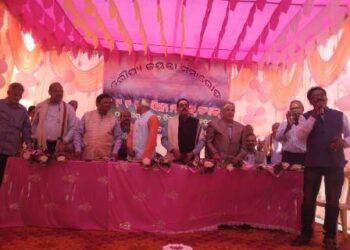 ପୁରାତନ ଛାତ୍ର ଛାତ୍ରୀଙ୍କ ବନ୍ଧୁ ମିଳନରେ ଶିକ୍ଷକ ଓ ଶିକ୍ଷୟିତ୍ରୀ ହେଲେ ସମ୍ମାନିତ