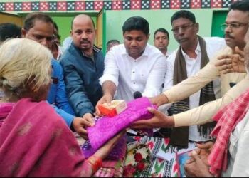 ବୃଦ୍ଧ ବୃଦ୍ଧାଙ୍କୁ  କମଳ ପ୍ରଦାନ କରି ଆଶୀର୍ବାଦ ସାଉଣ୍ଟିଲେ ଯୁବ ସମାସ ସେବୀ – ତ୍ରିନାଥ ବିଶ୍ଵାଳ