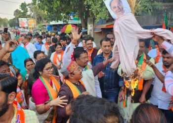 କଟକ ନଗର ବିଜେପି ପକ୍ଷରୁ ଉପ ଜିଲ୍ଲାପାଳଙ୍କ କାର୍ଯ୍ୟାଳୟ ସମ୍ମୁଖରେ ବିକ୍ଷୋଭ ପ୍ରଦର୍ଶନ