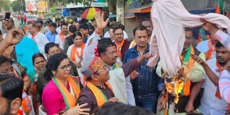 କଟକ ନଗର ବିଜେପି ପକ୍ଷରୁ ଉପ ଜିଲ୍ଲାପାଳଙ୍କ କାର୍ଯ୍ୟାଳୟ ସମ୍ମୁଖରେ ବିକ୍ଷୋଭ ପ୍ରଦର୍ଶନ