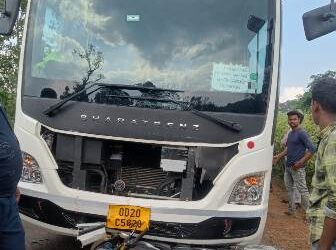ଲକ୍ଷ୍ମୀ ବସ ଓ ବାଇକ ମୁହାଁମୁହିଁ ଧକା : ଅଳ୍ପକେ ବର୍ତ୍ତିଲେ ବାଇକ୍ ଆରୋହି