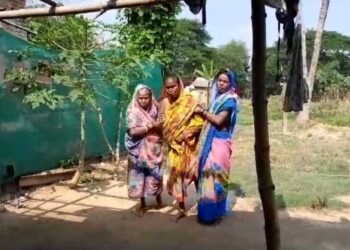 ଭୋକ ଉପାସରେ ଥିବା ଅସହାୟ ବିଧବା ପକ୍ଷାଘାତ ରୋଗୀ ଉନା ଭୋଇଙ୍କୁ ସାହାର୍ଯ୍ୟ ର ହାତ ବଢାଇଲେ – ସମାଜସେବୀ ଗୋପାଳ ଦାସ 