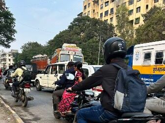 माल वाहतूक करणाऱ्या ट्रकचा अपघात