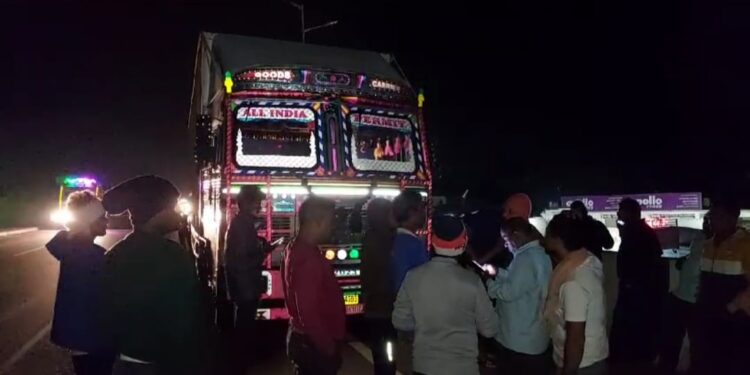 ଖୋର୍ଦ୍ଧା ୧୬ନମ୍ବର ଜାତୀୟ ରାଜପଥ ରାମେଶ୍ୱର ଓଭରବ୍ରିଜ ଉପରେ ମ ଇଁଷି ବୋଝେଇ କଣ୍ଟେନର ଜବତ ଡ୍ରାଇଭର ଗାଡି ଛାଡି ଫେରାର