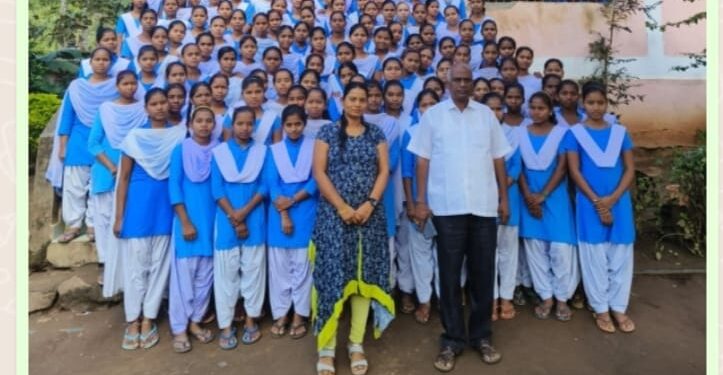 ଚାନ୍ଦିପୁଟ ଆଦିବାସୀ ଉଚ୍ଚ ବିଦ୍ୟାଳୟ ପରିଦର୍ଶନ କଲେ ଜିଲ୍ଲା ବିଜେଡି ସଭାପତି ଜଗବନ୍ଧୁ ଦାସ