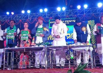 ବୋଲଗଡ ମହୋତ୍ସବର ଚତୁର୍ଥ ସନ୍ଧ୍ୟାରେ “ସ୍ବାସ୍ଥ୍ୟ ଦର୍ପଣ” ପୁସ୍ତକ ଉନ୍ମୋଚିତ।