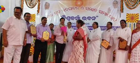 ବିଶ୍ଵକର୍ମା ଭବନ ଉଦଘାଟନ ଓ ସମ୍ମାନ ସମାରୋହ କାର୍ଯ୍ୟକ୍ରମ ରେ ଯୋଗଦେଲେ ଦଶପଲ୍ଲା ବିଧାୟକ