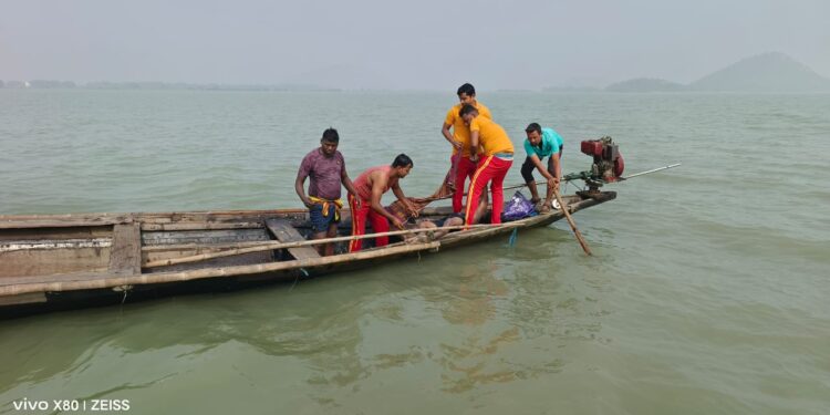 ଚିଲିକାରେ ବୁଡି ଡ଼ଙ୍ଗା ଚାଳକ ମୃତ