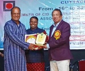 ବିଶ୍ୱନାଟ୍ୟ ମେଳାରେ ପ୍ରମୋଦ କୁମାର ସ୍ୱାଇଁ ଙ୍କୁ “ନାଟ୍ୟ ଗୌରବ “ସମ୍ମାନ”
