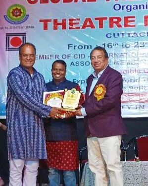 ବିଶ୍ୱନାଟ୍ୟ ମେଳାରେ ପ୍ରମୋଦ କୁମାର ସ୍ୱାଇଁ ଙ୍କୁ “ନାଟ୍ୟ ଗୌରବ “ସମ୍ମାନ”