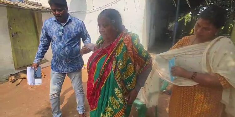 ଜୀବନରେ ବଞ୍ଚି ଥାଇ ମୃତ ଘୋଷିତ ମାଣିକ ବାର୍ଦ୍ଧକ୍ୟ ଭତ୍ତାରୁ ବଞ୍ଚିତ ହୋଇଛନ୍ତି !
