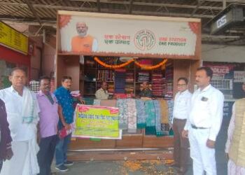 କଟକ ରେଲୱେ ଷ୍ଟେସନରେ “ଗୋଟିଏ ଷ୍ଟେସନ୍ – ଗୋଟିଏ ଉତ୍ପାଦ” ଷ୍ଟଲରେ “ମାଣିଆବନ୍ଧ ହସ୍ତତନ୍ତ” ଉତ୍ପାଦ ଉପଲବ୍ଧ।