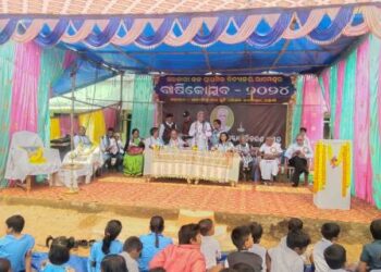 ବାର୍ଷିକ ଉତ୍ସବ ରେ କୃତି ଛାତ୍ର ଛାତ୍ରୀ ଙ୍କୁ ମାନପତ୍ର ଓ ଟ୍ରଫ ପ୍ରଦାନ