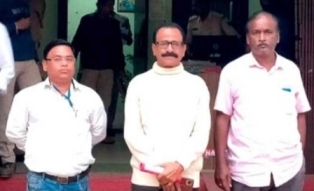 ନୟାଗଡ଼ ରେ ଶ୍ରମିକ ନେତା ବିଜୁ ଶ୍ରମିକ ସାମୁଖ୍ୟ ନିର୍ମାଣ ଶ୍ରମିକ ସଙ୍ଘ ର ନେତାଙ୍କୁ ବିଜେପି ର କାର୍ଯ୍ୟକର୍ତା ଅଦାଲତ ରୁ ମୁକୁଳାଇଲେ ସୂଚନା ମିଳୁଛି