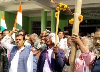 ନୟାଗଡ଼ ନବନିର୍ମାଣ କୃଷକ ସଂଗଠନ ନେତୃତ୍ୱ ରେ ଜିଲ୍ଲାପାଳ ଅଫିସ ଆଗରେ ଆନ୍ଦୋଳନ