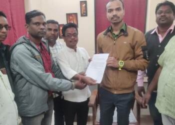 ଅଯୋଧ୍ୟାରେ ରାମଲାଲା ପ୍ରାଣ ପ୍ରତିଷ୍ଠା ଦିନ ପାଟଣାଗଡ ସହର ସମେତ ଅଞ୍ଚଳରେ ମଦ ମାଂସ ବିକ୍ରି ବନ୍ଦ କରିବା ପାଇଁ ଦାବିପତ୍ର ପ୍ରଦାନ କଲା ଆଦିବାସୀ କଲ୍ୟାଣ ସଂଘ