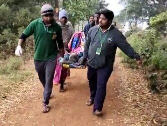 ଗୁରୁତର ବୃଦ୍ଧଙ୍କୁ ଷ୍ଟ୍ରେଚରରେ ବୋହିଆଣି ବଦାନ୍ୟତା ଦେଖାଇଲେ ୧୦୮ ଆମ୍ବୁଲାନ୍ସ କର୍ମଚାରୀ