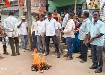 ରାଜ୍ୟ ସରକାରଙ୍କ ବ୍ୟାଗ ବଣ୍ଟାକୁ ବିଜେପିର ବିରୋଧ , ବ୍ୟାଗ ପୋଡି
