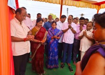 ଏକାମ୍ର ରେ କଚ୍ଚା ରାସ୍ତାରୁ ପକ୍କା ରାସ୍ତା ନିର୍ମାଣର ଶୁଭାରମ୍ଭ