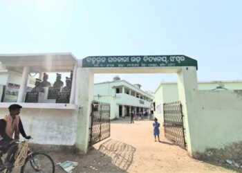 ପ୍ରଧାନ ଶିକ୍ଷକଙ୍କୁ କ୍ଷମା ମାଗିଲେ : ନକଲି କଣ୍ଟ୍ରାକ୍ଟର