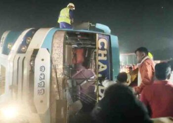 କଟକ – ଭୁବନେଶ୍ୱର ଜାତୀୟ ରାଜପଥର ଗୋପାଳପୁର ଠାରେ ଓଲଟିଲା ଯାତ୍ରୀବାହି ବସ