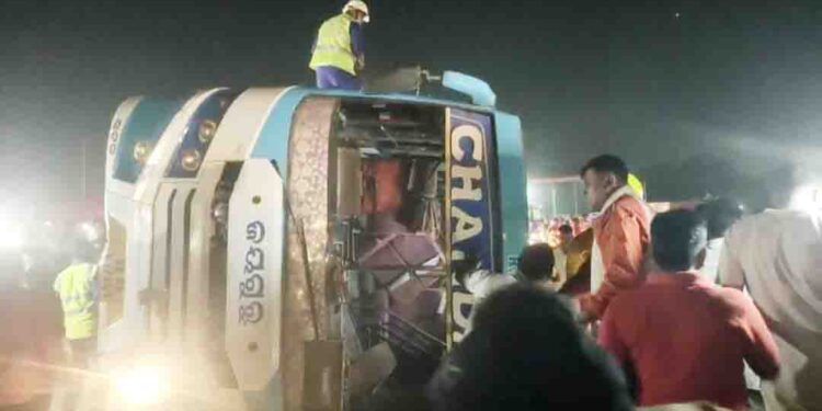 କଟକ – ଭୁବନେଶ୍ୱର ଜାତୀୟ ରାଜପଥର ଗୋପାଳପୁର ଠାରେ ଓଲଟିଲା ଯାତ୍ରୀବାହି ବସ