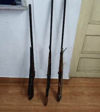 କାଠଗଦାରୁ ୩ ଦେଶିବନ୍ଧୁକ ଜବତ , ୩ଗିରଫ
