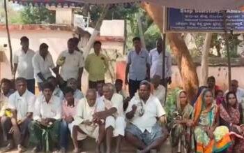 ପାରଳାଖେମୁଣ୍ଡି ସ୍ଥିତ ଗଜପତିଜିଲ୍ଲାପାଳଙ୍କ କାର୍ଯ୍ୟାଳୟ ଆଗରେ କାଜୁ ବାଡ଼ ମାଲିକଙ୍କ ଧାରଣା ଓ ଆନ୍ଦୋଳନ