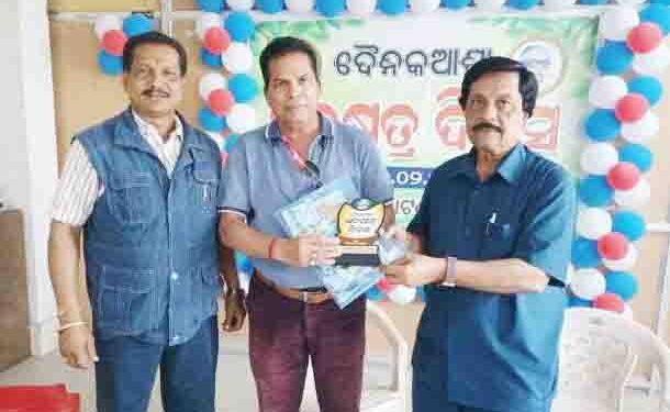 ବ୍ରହ୍ମପୁର ହିଲପାଟଣା ଠାରେ ଅନୁଷ୍ଠିତ ଦୈନିକଆଶା ର ସ୍ୱର୍ଣଖେତ୍ର ଦିବସରେ ଗଜପତି ଜିଲ୍ଲା ପ୍ରତିନିଧି ଗରୁଡ଼ ଧ୍ଵଜ ଚୌଧୁରୀ ସମ୍ମାନୀତ